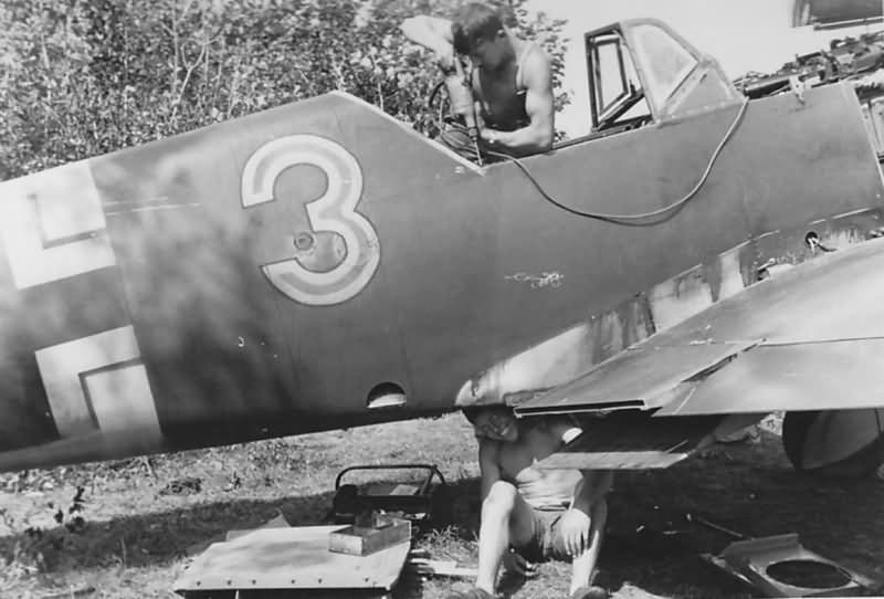 Ремонт поврежденного в бою истребителя Bf 109F